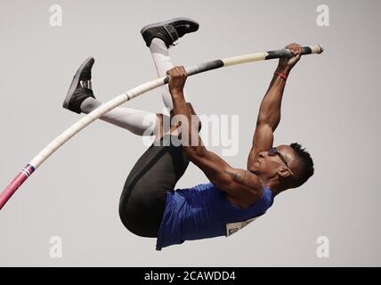 Brunswick, Germany. 09th Aug, 2020. Athletics, DM, German Championship, Eintracht Stadium: pole vault men. Raphael Holzdeppe jumps. Credit: Michael Kappeler/dpa/Alamy Live News Stock Photo