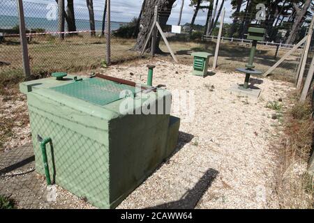 Stone Point, a Royal Observer Corps (ROC) Monitoring Post. This hatch leads down a shaft to a Cold War bunker in Lepe Country Park, Hampshire, UK Stock Photo