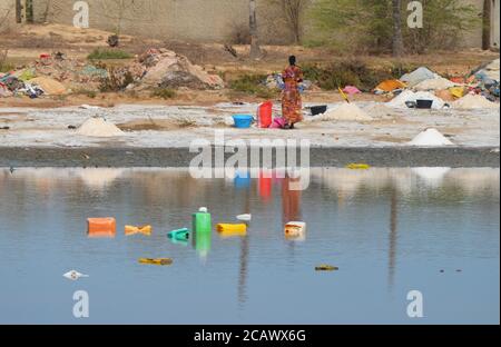 Artisanal salt gatherers working near Lompoul, Senegal Stock Photo
