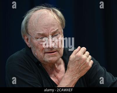 Neuhardenberg, Germany. 07th Aug, 2020. Klaus Maria Brandauer, Austrian actor and director, takes photographs during a reading rehearsal before his performance on the stage of the Stiftung Schloss Neuhardenberg. Credit: Patrick Pleul/dpa-Zentralbild/ZB/dpa/Alamy Live News Stock Photo