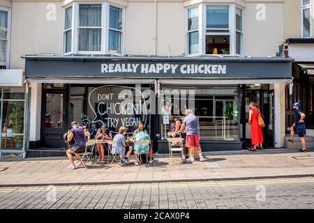 Brighton UK, August 9th 2020: Enjoying an outdoor meal in Brighton and Hove while enjoying the record temperatures and scorching sunshine Credit: Andrew Hasson/Alamy Live News Stock Photo