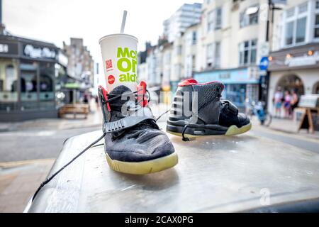 Brighton UK, August 9th 2020: An abandoned pair of shoes on the street in Brighton Credit: Andrew Hasson/Alamy Live News Stock Photo