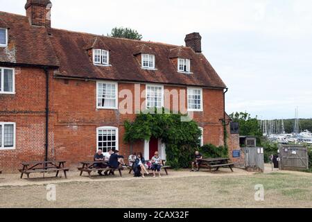 the yachtsman bar bucklers hard