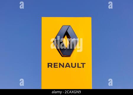 Cologne, Deutschland. 06th Aug, 2020. A Renault logo on a branch of the Renault Retail Group in Sulz. Cologne, August 6th, 2020 | usage worldwide Credit: dpa/Alamy Live News Stock Photo