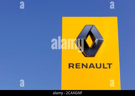 Cologne, Deutschland. 06th Aug, 2020. A Renault logo on a branch of the Renault Retail Group in Sulz. Cologne, August 6th, 2020 | usage worldwide Credit: dpa/Alamy Live News Stock Photo