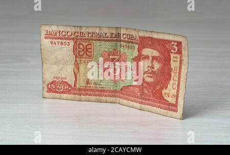 a very old paper banknote from Cuba with portrait of Ernesto Che Guevara, isolated. Stock Photo