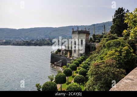 Gardens and part of the building of the Palazzo overlooking the water of the lake, Isola Bella, Lake Maggiore, Italy Stock Photo
