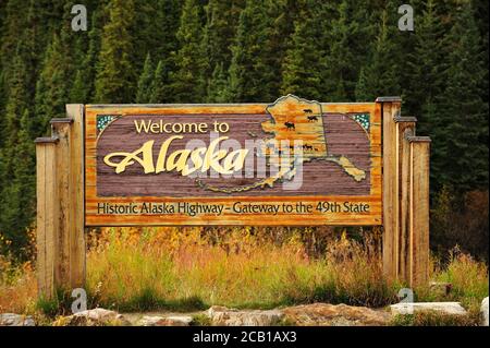 Welcome to Alaska sign at the Alaska Canada border Stock Photo - Alamy