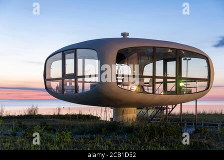 Binz, Germany. 05th Aug, 2020. Sunrise at the Müther Tower. The futuristic building was erected in 1981 as a rescue tower at a Baltic Sea entrance. It was built by the shell concrete master builder Ulrich Müther. Today the tower serves as a wedding room for weddings. Credit: Stephan Schulz/dpa-Zentralbild/ZB/dpa/Alamy Live News Stock Photo