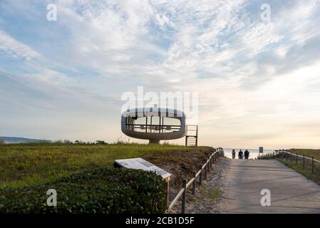 Binz, Germany. 05th Aug, 2020. At a beach access to the Baltic Sea stands the Müther Tower. The futuristic building was erected in 1981 as a rescue tower. It was built by the shell concrete master builder Ulrich Müther. Today the tower serves as a wedding room for weddings. Credit: Stephan Schulz/dpa-Zentralbild/ZB/dpa/Alamy Live News Stock Photo