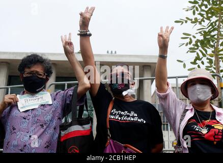 Bangkok, Thailand. 10th Aug, 2020. Protesters flash three-finger 'Hunger Games' salute during the demonstration.protesters took to the streets demanding the resignation of the government and the dissolution of parliament. Organisers issued three demands: the dissolution of parliament, an end to harassment of government critics, and amendments to the military-written constitution that critics say virtually guaranteed victory for Prayuth's party in elections last year. Credit: SOPA Images Limited/Alamy Live News Stock Photo