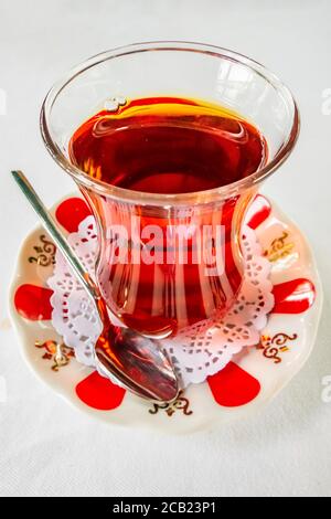 https://l450v.alamy.com/450v/2cb23p1/ready-to-drink-traditional-turkish-tea-2cb23p1.jpg