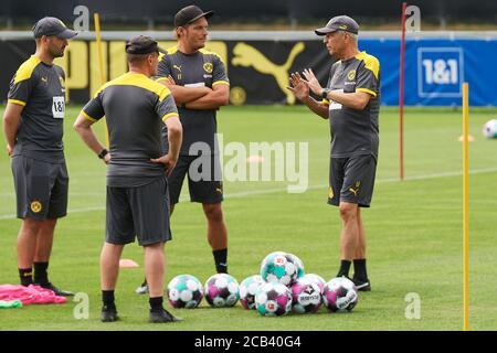 Bad Ragaz, Schweiz. 10. August 2020. Die Coaches besprechen sich beim Training der ersten Mannschaft von Borussia Dortmund in Bad Ragaz. Die Borussen Stock Photo