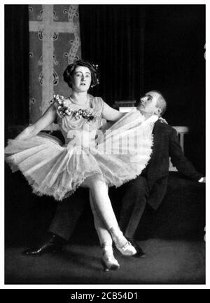 1906 c, GERMANY : The celebrated german writer , playwrigt , poet , actor and journalist FRANK WEDEKIND ( 1864 - 1918 ) with actress wife TILLY NEWES ( 1886 - 1970 ), in LULU role, during a performance of Wedekind's play THE PANDORA'S BOX ( Die Buchse der Pandora - 1904 ). The couple had two daughters: Pamela and Kadidja . Photo by unknown photographer . - THEATRE - ATTORE - GIORNALISTA - POETA - POET - POETRY - SCRITTORE - WRITER - DRAMMATURGO - TEATRO - dramatist - playwriter - drammaturgo - Lulù il vaso di Pandora - marito e moglie - husband - tutù --- Archivio GBB Stock Photo