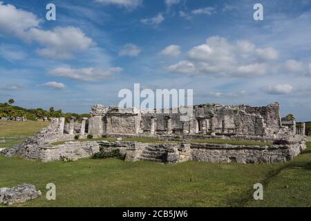 The House of the Columns in the ruins of the Mayan city of Tulum on the coast of the Caribbean Sea.    Tulum National Park, Quintana Roo, Mexico. Stock Photo