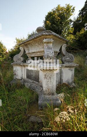 Sarcophagus tomb of Richard White. Wealthy wireworks leaseholder. Died 1765. Buried in the cemetery Church of St Mary the Virgin. Tintern, Monmouth Stock Photo