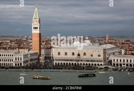 Venedig, Campanile von San Marco Dogenpalast u.a. gesehen vom Turm der Kirche San Giorgio Maggiore Stock Photo