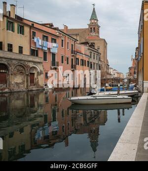 Chioggia bei Venedig, Kanal Vena, hinten Kirche San Giacomo Apostolo Stock Photo