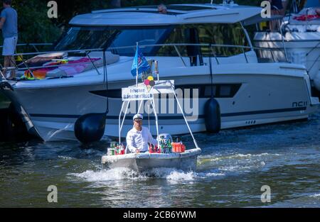 Canow, Germany. 06th Aug, 2020. Jens Winkelmann is on the move with his water kiosk on the Müritz-Havel Canal in front of the Canow Lock. Jens Winkelmann also sells smoked fish from his boat. Credit: Jens Büttner/dpa-Zentralbild/dpa - ATTENTION: This photo has already been sent by dpa via radio/dpa/Alamy Live News Stock Photo