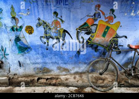 Bundi, India - August 2020: A bicycle leaning against a traditional patterned wall on a street in the old town of Bundi on August 9, 2020 in Rajasthan Stock Photo