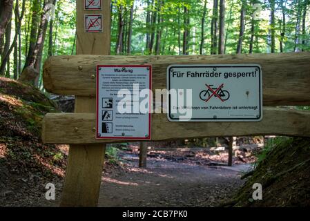 Sassnitz, Germany. 07th Aug, 2020. A sign warns of cliff breaks, falling branches and rockfall on the steep coast in Jasmund National Park on the island of Rügen. Credit: Stephan Schulz/dpa-Zentralbild/ZB/dpa/Alamy Live News Stock Photo