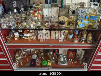 Reichenberg, Germany. 10th Aug, 2020. Many different perfume bottles are on display in a showcase of the perfume museum of the Swiss collector Claudio Besenzoni, which is located in the building of the former LPG culture house. Chance led two men from Basel to the Brandenburg province. Their combination of a Swiss restaurant and a perfume museum is a hit. In Reichenberg, the old-established residents are delighted with the new tourist attraction and the scent of the big wide world. Credit: Patrick Pleul/dpa-Zentralbild/ZB/dpa/Ģ����ý Live News Stock Photo