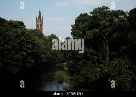 University of Glasgow tower from River Kelvin Stock Photo