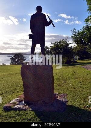 A view showing the silhouette of Captain James Cook looking out to the ocean in Far North Queensland Stock Photo