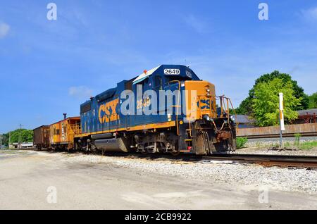 Seneca, Illinois, USA. A CSX Transportation locomotive coupled to a caboose and a maintenance car rests on a siding along the CSX mainline in Seneca, Stock Photo