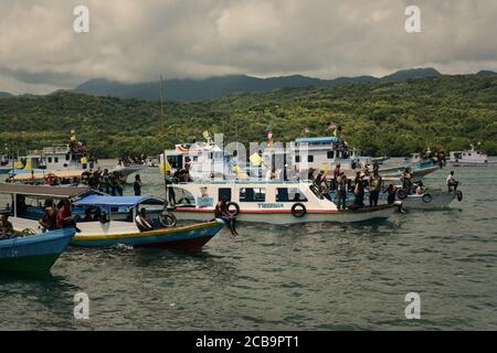 Larantuka, Indonesia. 3rd April, 2015. Various type of boats moving on seawater, carrying Catholic devotees who participate in Good Friday sea procession in Larantuka, Flores Island, Indonesia. Stock Photo