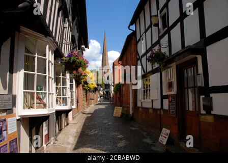 The narrow cobbled way of Church Lane, Ledbury, Herefordshire, England, leading to St Michael & All Saints parish church Stock Photo