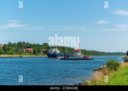 Reger Schiffsverkehr im Nord-Ostsee-Kanal einem der meistbefahrenen künstlichen Wasserstraßen der Welt Stock Photo
