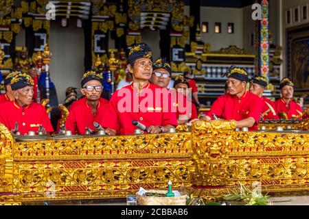 Bali, Indonesia - 03 July, 2019: Artistis playing in the Pura Penataran Sunset Terrace. The monument is part of the famous Tanah Lot temple. Stock Photo