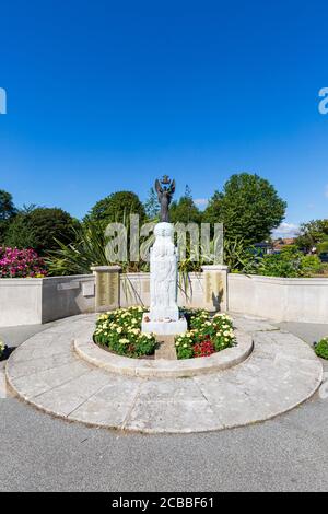 The 1921 War Memorial in the Remembrance Garden in Hythe, Kent, England Stock Photo