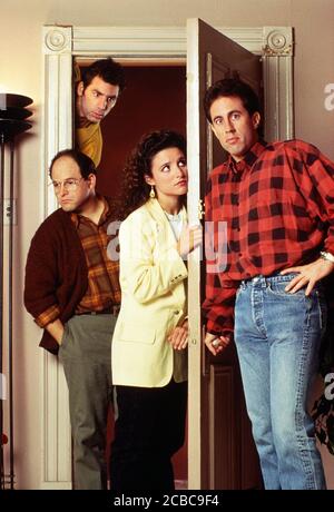 LIBRARY. USA. Julia Louis-Dreyfus , Michael Richards, Jerry Seinfeld and Jason Alexander in ©NBC classic TV series  : Seinfeld  (1989-1998).  Plot: The continuing misadventures of neurotic New York City stand-up comedian Jerry Seinfeld and his equally neurotic New York City friends.  Ref: LMK106-J6700-300720 Supplied by LMKMEDIA. Editorial Only. Landmark Media is not the copyright owner of these Film or TV stills but provides a service only for recognised Media outlets. pictures@lmkmedia.com Stock Photo
