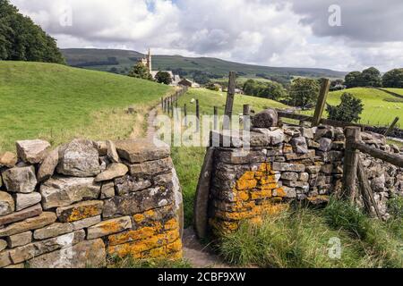 A section of the Pennine Way approaching Hawes in Wensleydale, Yorkshire Dales National Park, England Stock Photo