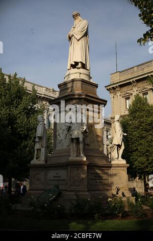 Statue of Leonardo da Vinci in Piazza della Scala, Milan, Italy Stock Photo