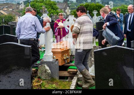 Goleen, West Cork, Ireland. 13th Aug, 2020. Ex Fine Gael TD Paddy Sheehan's  funeral took place at Church of our Lady, Star of the Sea and St. Patrick's in Goleen, West Cork today.   Paddy Sheehan is carried to his final resting place. Credit: AG News/Alamy Live News Stock Photo