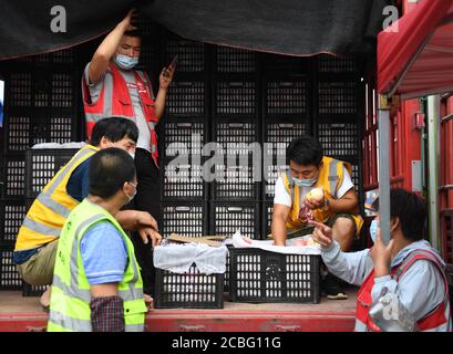 Beijing, China. 6th Aug, 2020. Merchants sell agricultural products in a temporary trading area at the Xinfadi wholesale market in Beijing, capital of China, Aug. 6, 2020. Credit: Zhang Chenlin/Xinhua/Alamy Live News Stock Photo