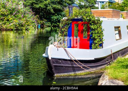 Pretty houseboat on Regent's Canal, London, UK Stock Photo