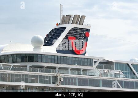 August 1st, 2020, Kiel, with Mein Schiff 1 of the shipping company TUI Cruises has moored the first cruise ship after the outbreak of the corona pandemic in the port of Kiel at the Ostseekai. Detail of the chimney with the TUI logo. | usage worldwide Stock Photo