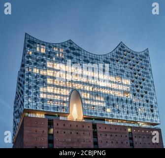 Elbphilharmonie zur blauen Stunde, HafenCity, Speicherstadt,  Hamburg, Deutschland, Europa