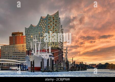 Elbphilharmonie , Cap San Diego Museumsschiff, Museumsfrachtschiff, HafenCity,  Hamburg, Deutschland, Europa Stock Photo