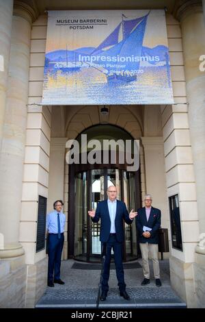 14 August 2020, Brandenburg, Potsdam: Dietmar Woidke (M, SPD), Minister President of Brandenburg, begins his press tour by speaking in front of the entrance to the Barberini Museum alongside Michael Philipp (l), Chief Curator of the Museum, and Dieter Hütte (r), Director of Tourism Marketing Brandenburg. During the closing phase of the museum, there was a preview of the new exhibition 'Impressionism. The Hasso Plattner Collection', which will open on 07.09.2020. Potsdam is thus to become one of the most important centres of collections of Impressionist landscape painting worldwide outside of P Stock Photo