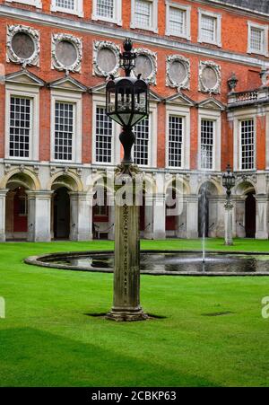 England, Richmond upon Thames. Hampton Court Palace, Fountain Court. Stock Photo