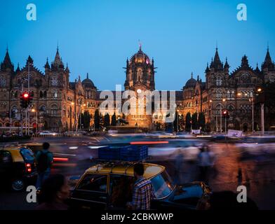 Mumbai Chatrapati Shivaji Terminus (Victoria Terminus) at evening rush hour, Mumbai, India Stock Photo