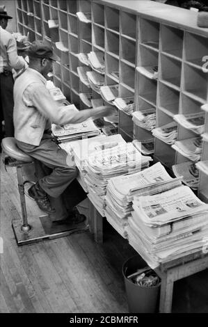 Worker sorting newspapers at Post Office, New York City, New York, USA, Thomas J. O'Halloran, U.S. News & World Report Magazine Photograph Collection, May 1957 Stock Photo