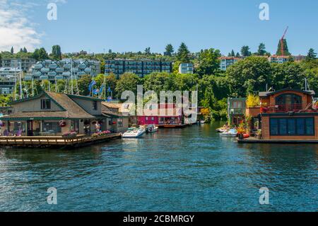 View of houseboats with the houseboat used in the movie Sleepless in Seattle on the left on Lake Union in Seattle, Washington State, USA. Stock Photo