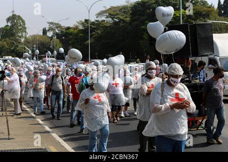 Sao Paulo, Brazil. August 14, 2020: health protesters holding balloons, banners and shouting slogans, pay tribute to the more than 50 health professionals killed in the fight against covid19 in Sao Paulo Credit: Dario Oliveira/ZUMA Wire/Alamy Live News Stock Photo