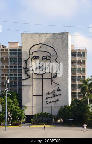 HAVANA, CUBA - Mar 13, 2013: Giant image of Cuban revolutionary leader Che Guevara, with one of his slogans, displayed on the side of a building in Pl Stock Photo